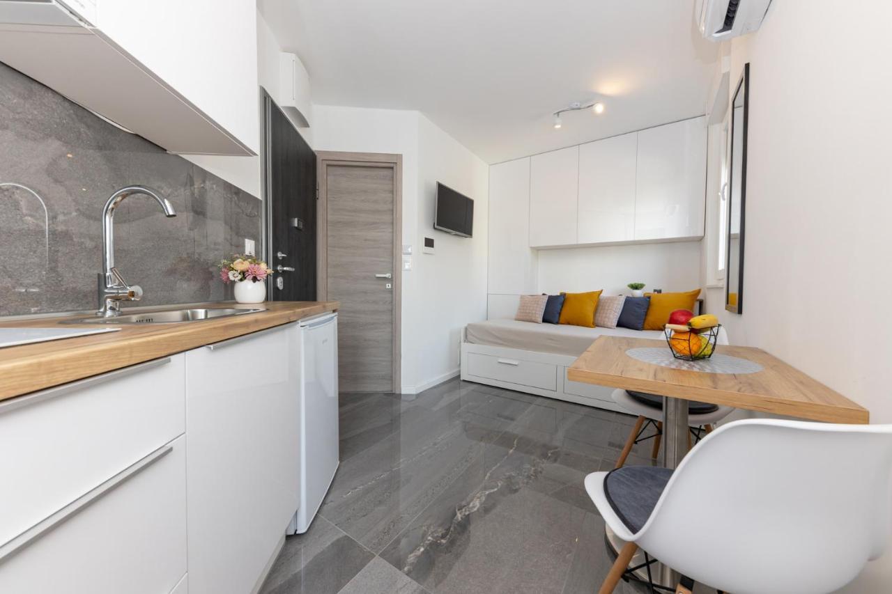 New Studio For 2, Free Private Garage Spot, Wi-Fi, 200 M From Mall Of Split Bagian luar foto