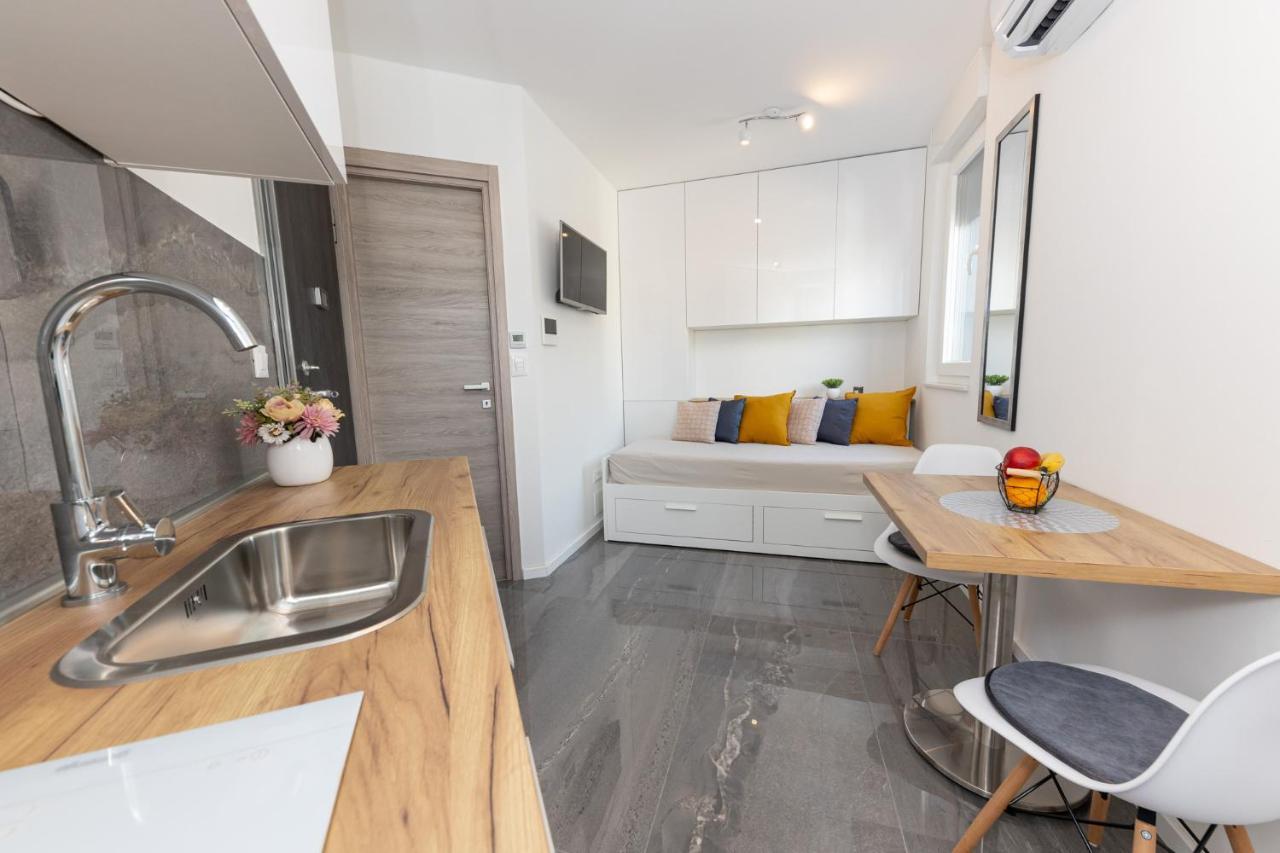 New Studio For 2, Free Private Garage Spot, Wi-Fi, 200 M From Mall Of Split Bagian luar foto