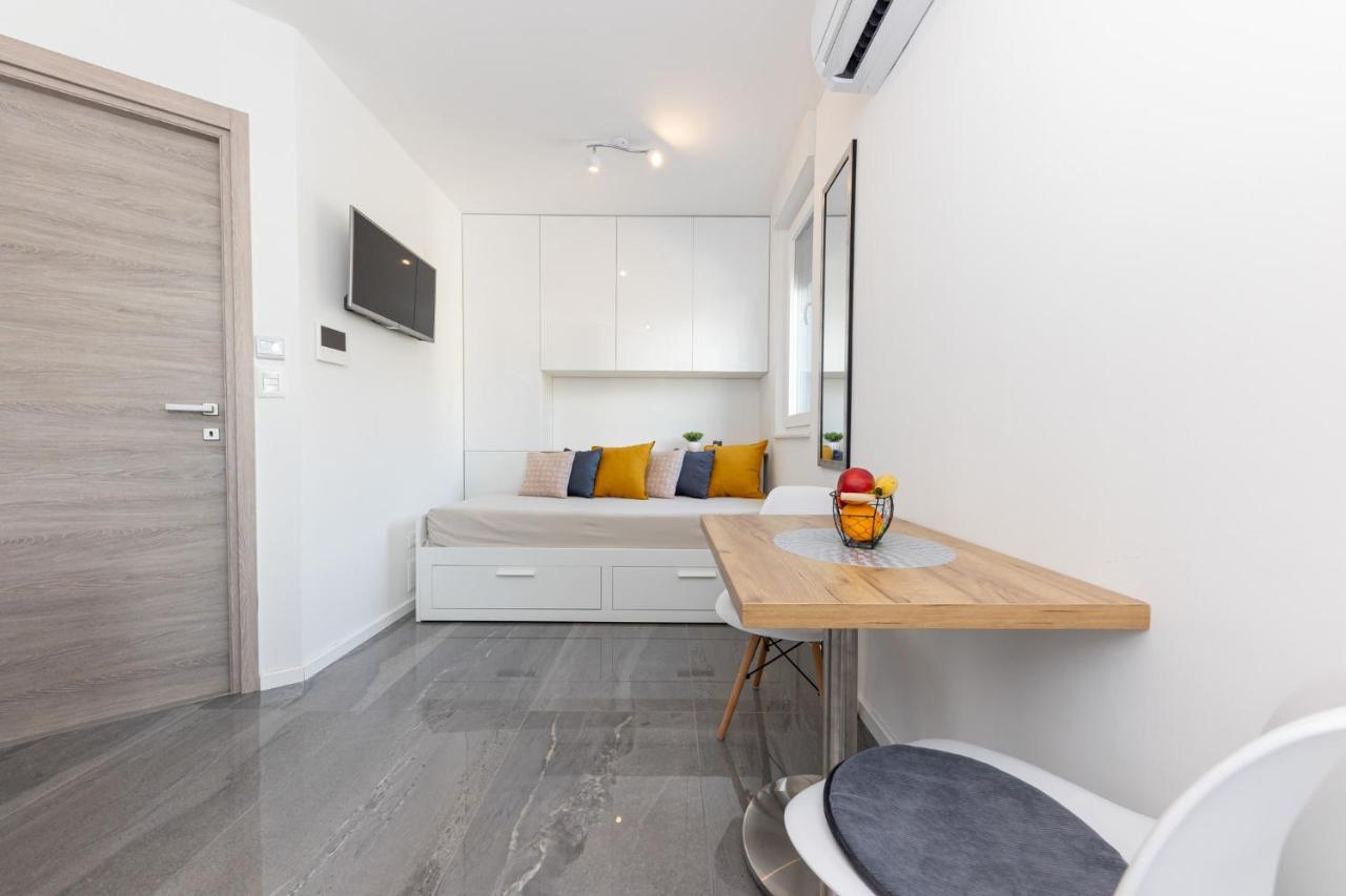 New Studio For 2, Free Private Garage Spot, Wi-Fi, 200 M From Mall Of Split Bagian luar foto