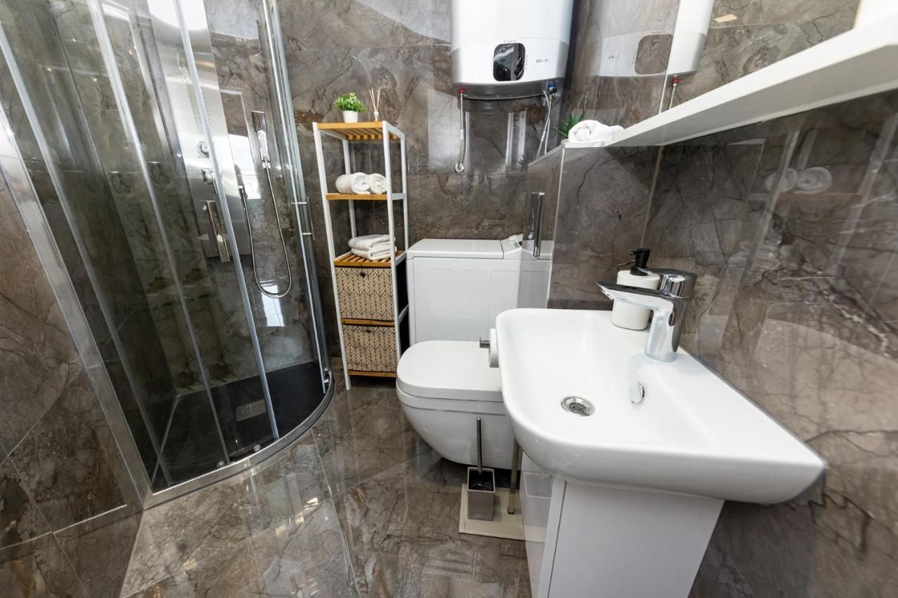 New Studio For 2, Free Private Garage Spot, Wi-Fi, 200 M From Mall Of Split Bagian luar foto