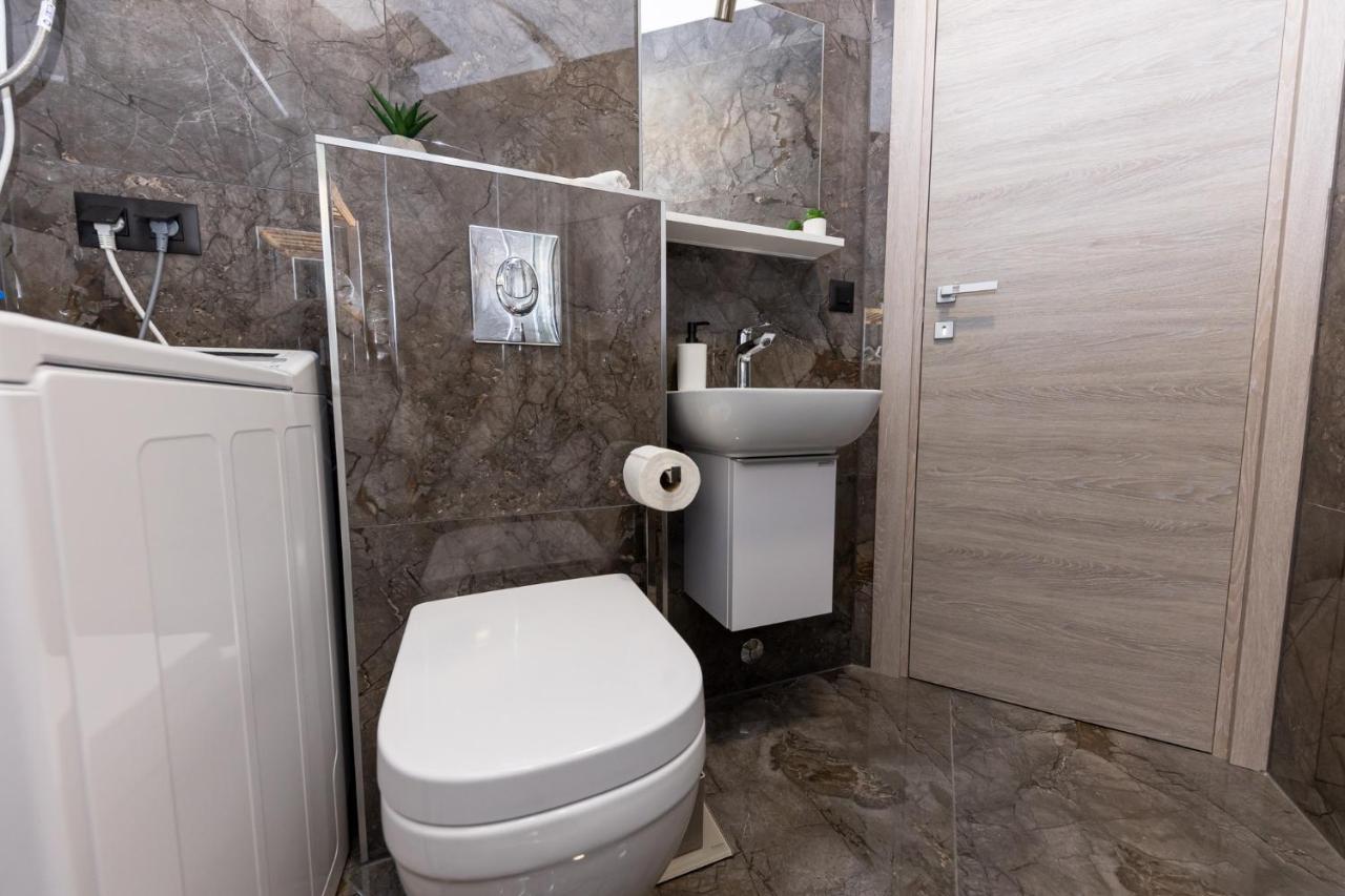 New Studio For 2, Free Private Garage Spot, Wi-Fi, 200 M From Mall Of Split Bagian luar foto