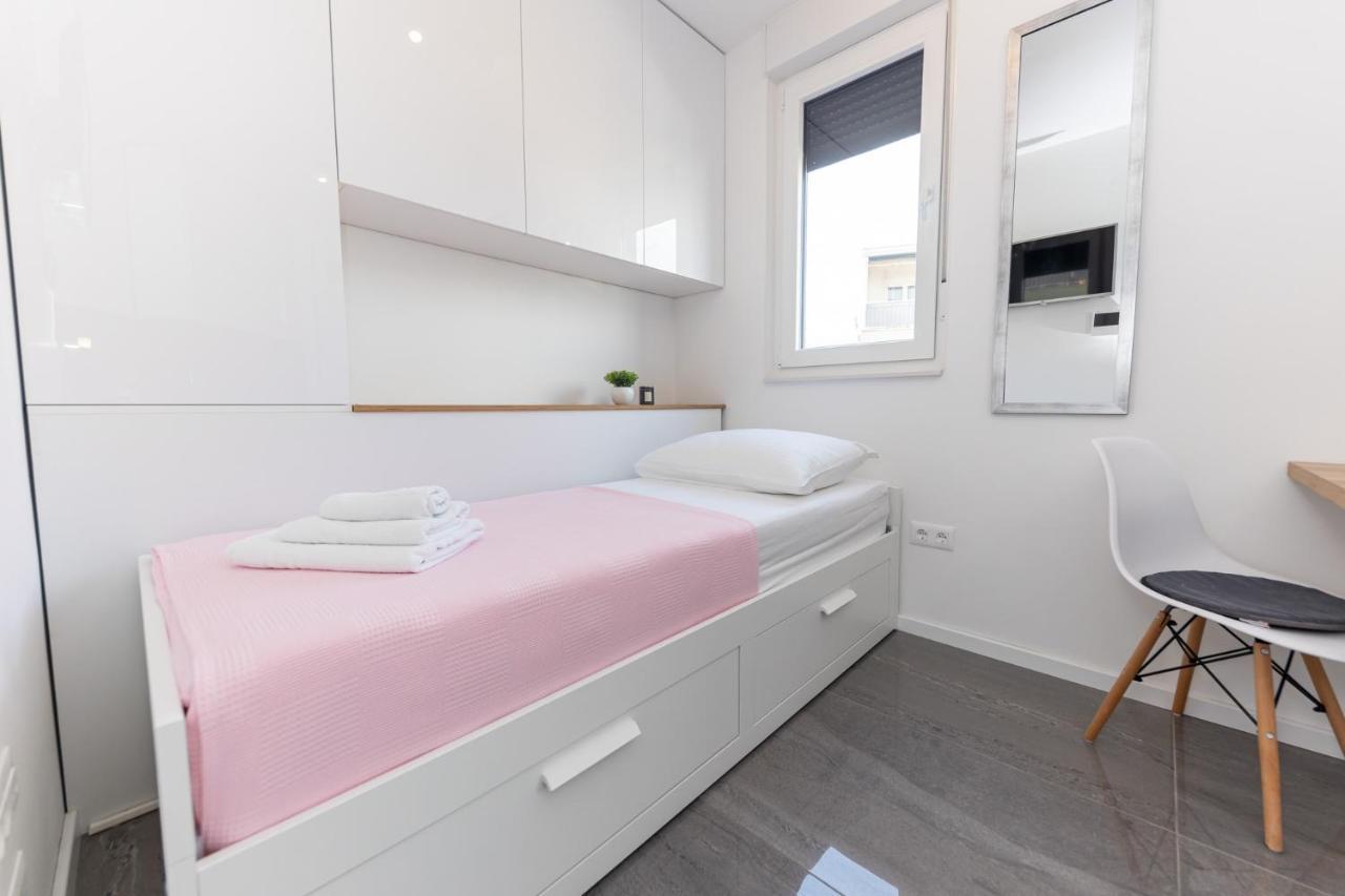 New Studio For 2, Free Private Garage Spot, Wi-Fi, 200 M From Mall Of Split Bagian luar foto