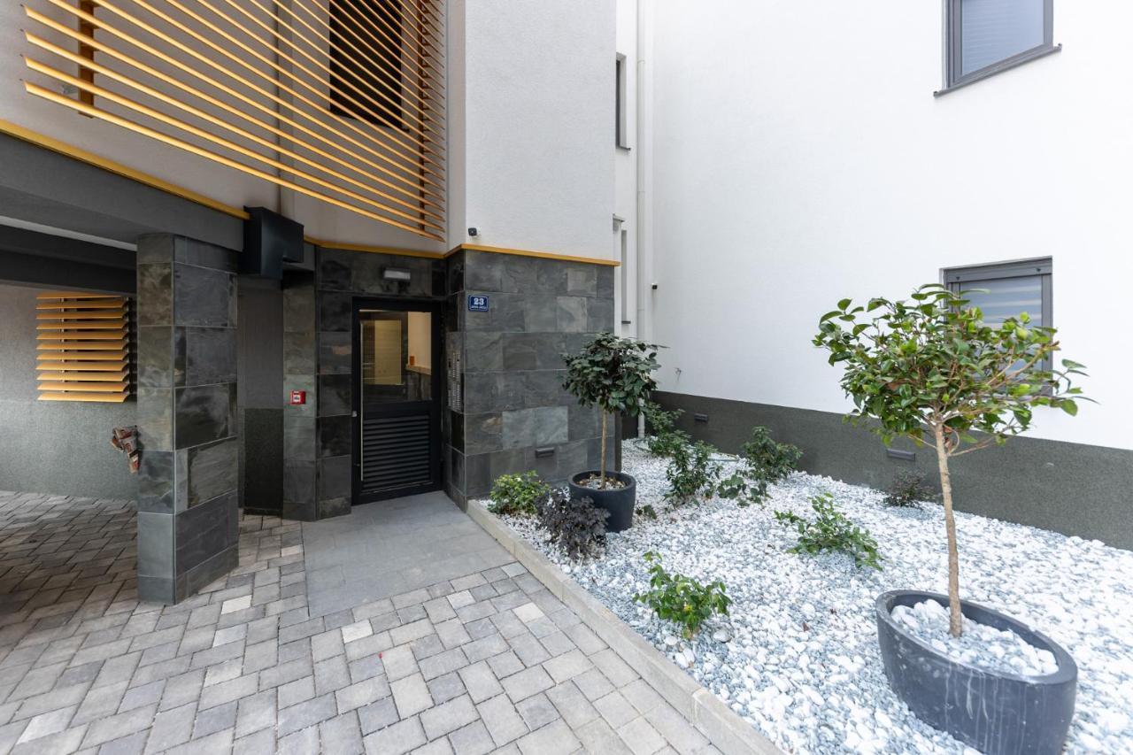 New Studio For 2, Free Private Garage Spot, Wi-Fi, 200 M From Mall Of Split Bagian luar foto